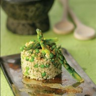 Ризотто из булгура со спаржей, зеленым горошком и сыром гравьера