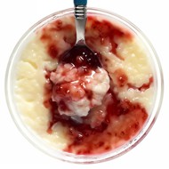 Ризотто с кокосовым молоком, печеными сливами и красной смородиной