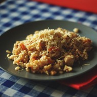 Ризотто с курицей, овощами и пармезаном