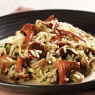 Ризотто с лисичками, луком-шалотом и пармезаном