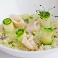 Ризотто с мини-кальмарами, цуккини и соусом песто