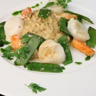 Ризотто с соусом херес, морским гребешком, мясом краба и сладким зеленым горошком