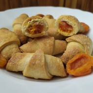 Рогалики из песочного теста с курагой