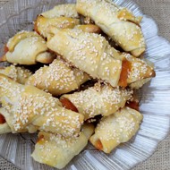 Рогалики из слоеного теста с абрикосовым вареньем