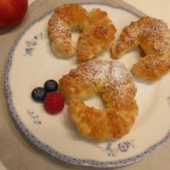 Рогалики-подковки с яблоком из слоеного теста