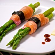 Ролл из спаржи с лососем