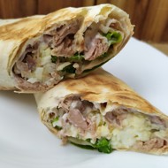 Ролл из лаваша с тунцом, яйцом и листовым салатом