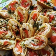 Роллы из блинов со сливочным сыром, семгой и авокадо