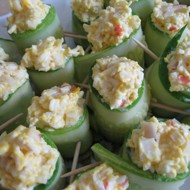 Роллы из огурца с крабовыми палочками