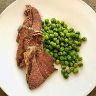 Ростбиф с зеленым горошком и тимьяном
