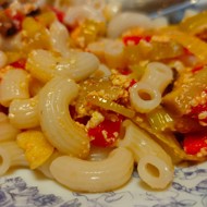 Рожки с подливой из грибов и овощей