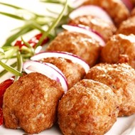 Рубленые куриные котлеты с грибами и зеленым базиликом