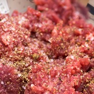 Рубленный бифштекс с соусом блю-чиз и салатом из шпината и сыра фета