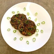 Рубленые бифштексы с грибами и зеленью