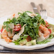 Руккола с тигровыми креветками и авокадо