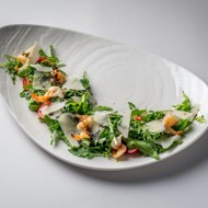 Рукола с жареными креветками