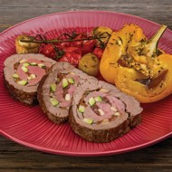 Рулет из говядины с запечеными овощами и бальзамико