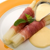 Рулет из панчетты и спаржи