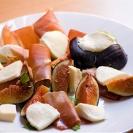 Рулет из пармской ветчины и фаршированного рикоттой поджаренного инжира с салатом из рукколы