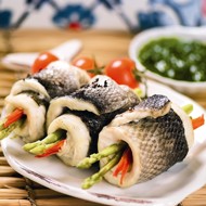 Рулет из сибаса с овощами