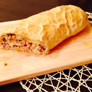 Рулет из слоеного теста с фаршем