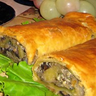 Рулет из слоеного теста с курицей и грибами