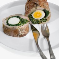 Рулет из свинины со шпинатом и яйцом