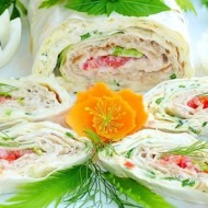 Рулет с горбушей и помидорами