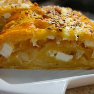 Рулет с луком и фетой