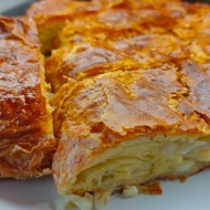 Рулет с луком сыром и яйцом