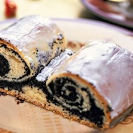 Рулет с маком и белковой помадкой