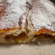 Рулет с яблоком и корицей