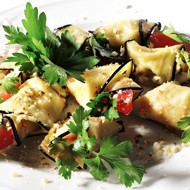 Рулеты из баклажанов с вялеными томатами, прошутто и моцареллой