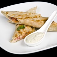 Рулеты из лосося, рикотты и зелени