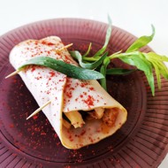 Рулетик из ветчины с яично-сырной начинкой