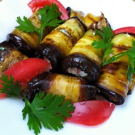 Рулетики из баклажанов с помидорами