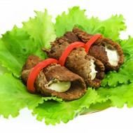 Рулетики из говядины с мягким сыром и сладким перцем