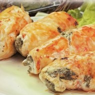 Рулетики из куриного филе со шпинатом