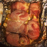 Рулетики из куриного филе в беконе с сыром фета и помидорами