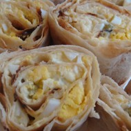 Рулетики из лаваша с сырным соусом