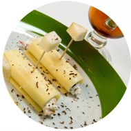 Рулетики из сыра с творогом, шоколадом и свежими фруктами