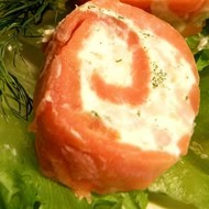 Рулетики с лососем и сливочным сыром с травами
