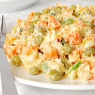 Русский овощной салат с горошком