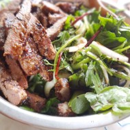 Рустикальный зеленый салат с говяжей печенью и трюфельным маслом