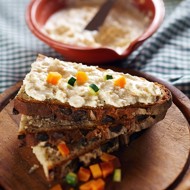 Ржаные тосты с паштетом из камамбера и тмина