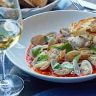 Сахалинские вонголе в пряном соусе