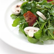 Салат-ассорти с жареными шампиньонами и копченым беконом