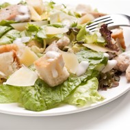 Салат «Цезарь» с чесночным хлебом