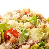 Салат «Цезарь» с чесночными сухариками и майонезом