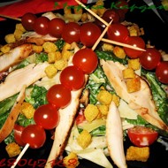 Салат «Цезарь» с курицей и беконом